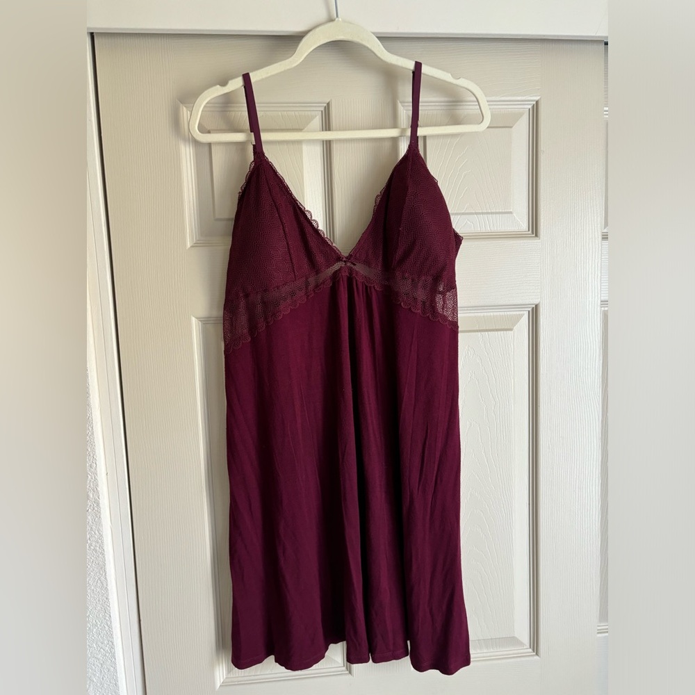 Starts above short night gown with lace and invert patted, burgundy color in XL